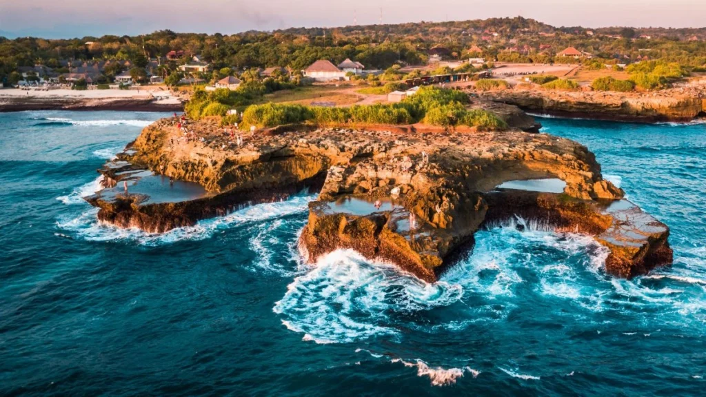 Devil's Tear cliffs at Nusa Lembongan with ocean spray